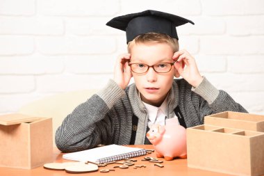 Genç, sevimli, küçük öğrenci.