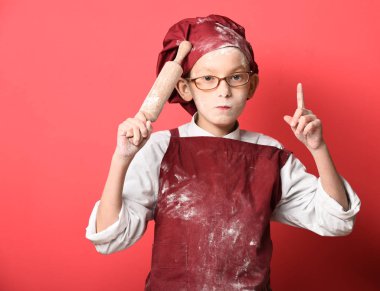 Lekeli tatlı aşçı çocuk.