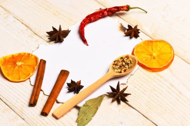 kaşığı baharat kompozisyonu