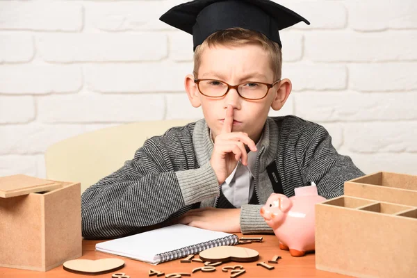 Jovem bonito pequeno aluno menino — Fotografia de Stock