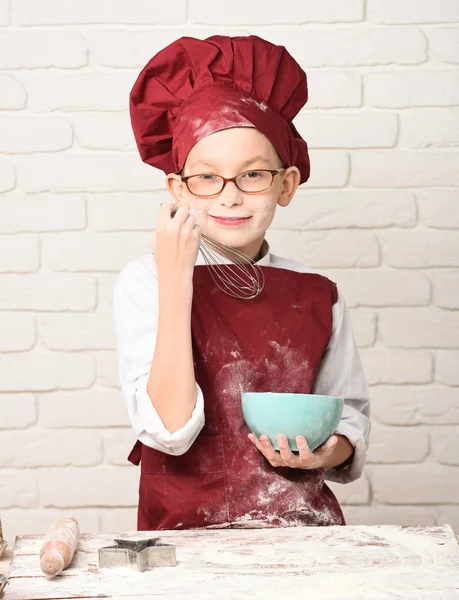 Manchado lindo cocinero chico — Foto de Stock