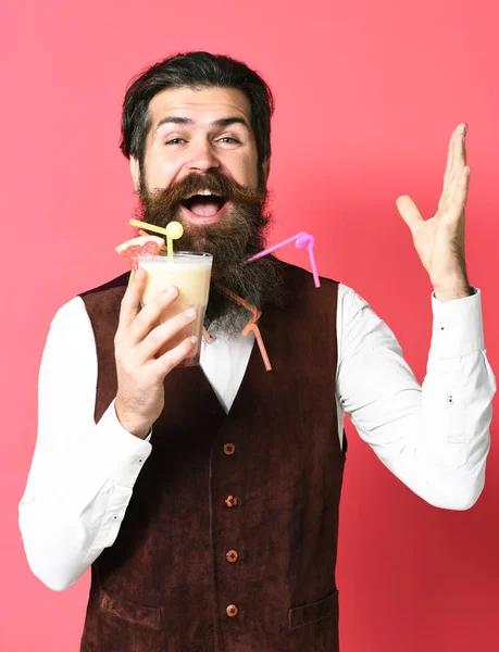 Sorrindo bonito barbudo homem — Fotografia de Stock