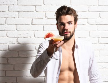 Yakışıklı, sakallı, maço, seksi adam.