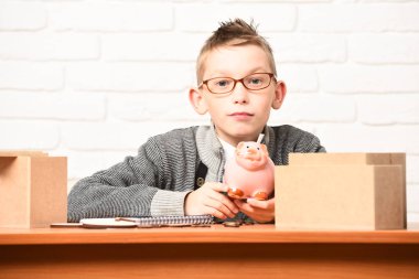 Genç, sevimli, küçük öğrenci.