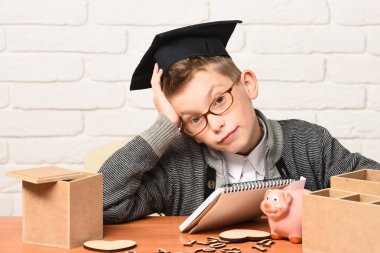 Genç, sevimli, küçük öğrenci.