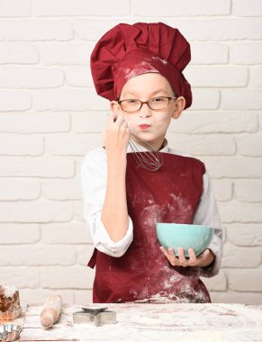 Lekeli tatlı aşçı çocuk.