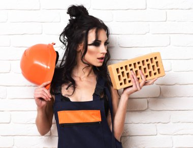 Çok tatlı seksi müteahhit kız.