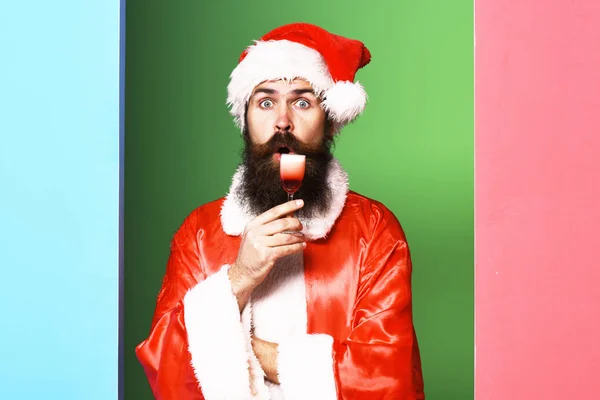 Şaşırmış sakallı Noel Baba adam — Stok fotoğraf