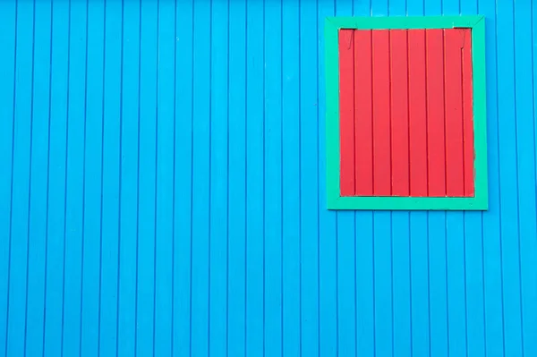 Kleurrijke gesloten venster op houten muur — Stockfoto
