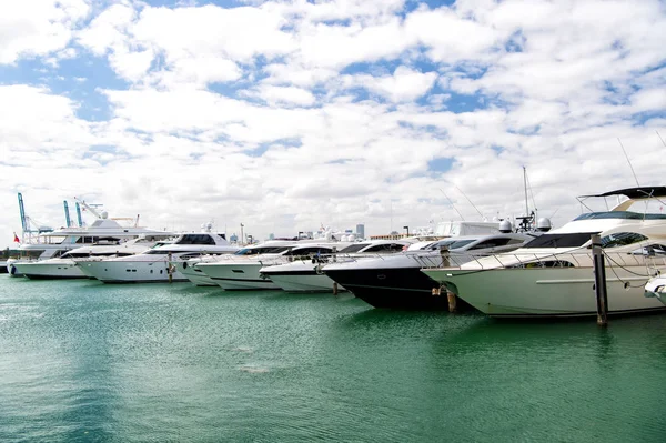 Jachtok Miami kikötőjében öböl déli parton felhős égbolttal — Stock Fotó