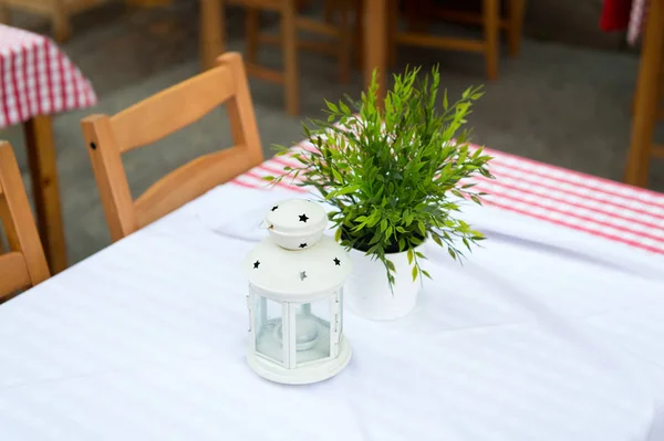 花束と居心地のよい屋外カフェ — ストック写真