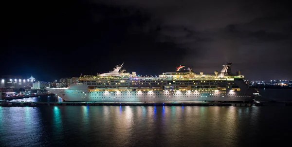 Grote verlichte schip in avond — Stockfoto