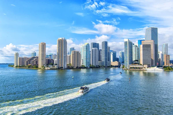 Mavi bulutlu gökdelenli Miami gökdelenlerinin hava manzarası, tekne yelkeni