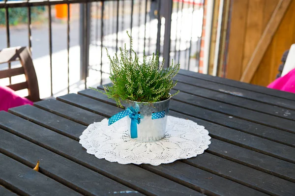 Gemütliches Café im Freien mit Bouquet — Stockfoto
