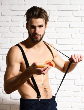 Yakışıklı, sakallı, maço, seksi adam.