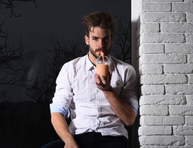 Yakışıklı, sakallı, maço, seksi adam.