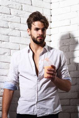 Yakışıklı, sakallı, maço, seksi adam.