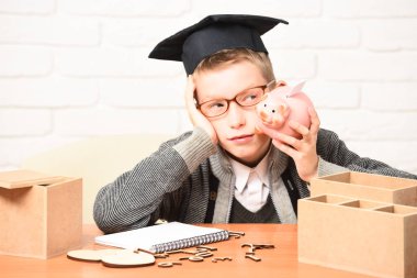 Genç, sevimli, küçük öğrenci.