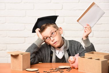 Genç, sevimli, küçük öğrenci.