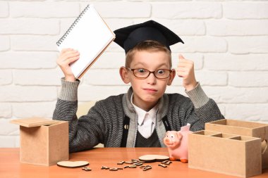 Genç, sevimli, küçük öğrenci.