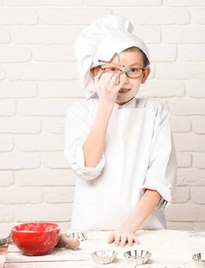 Lekeli tatlı aşçı çocuk.