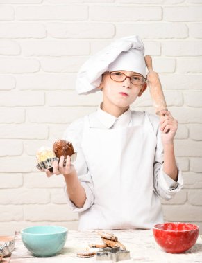 Lekeli tatlı aşçı çocuk.