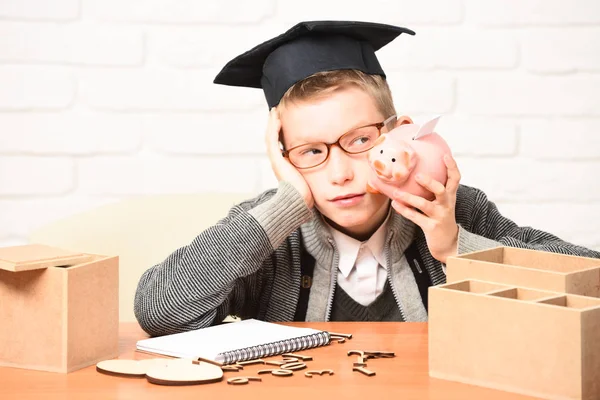 Ung söt liten elev pojke — Stockfoto