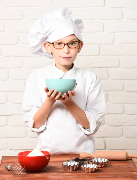 Gülümseyen çocuk sevimli aşçı şefi — Stok fotoğraf