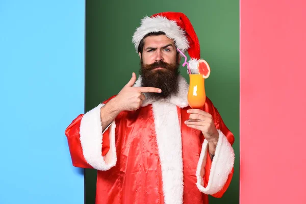 Şaşırmış sakallı Noel Baba adam — Stok fotoğraf