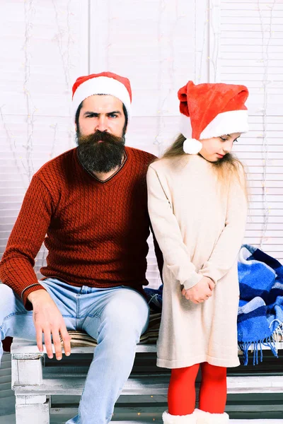 Santa man met blond meisje — Stockfoto