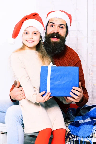 Santa man met blond meisje — Stockfoto