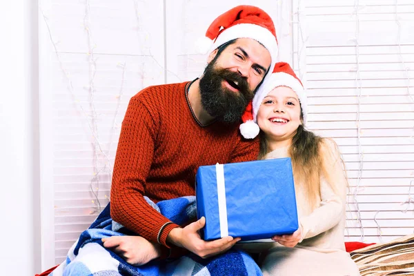 Santa man met blond meisje — Stockfoto