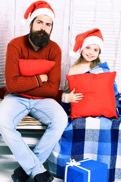 Santa man met blond meisje — Stockfoto