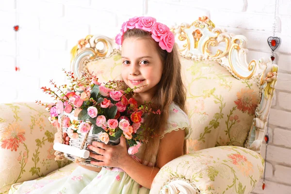 Menina loira bonito com flores — Fotografia de Stock