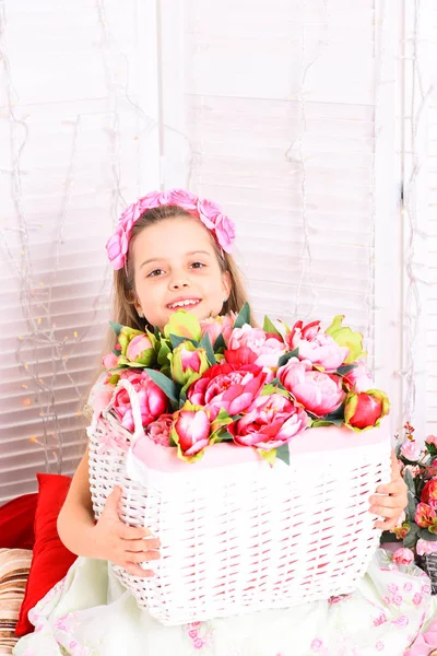 Söt blond flicka med blommor — Stockfoto