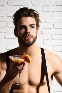 Yakışıklı, sakallı, maço, seksi adam.