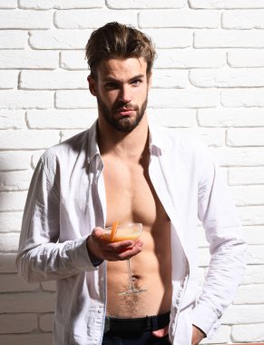 Yakışıklı, sakallı, maço, seksi adam.