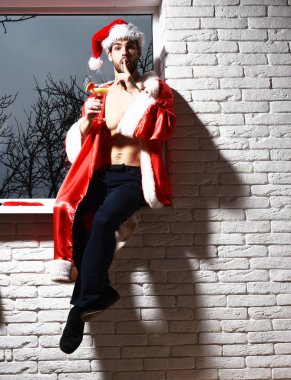 Yakışıklı sakallı seksi Noel erkeği