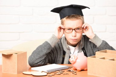 Genç, sevimli, küçük öğrenci.