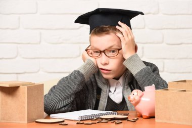 Genç, sevimli, küçük öğrenci.