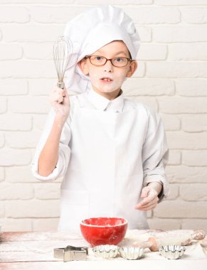 Lekeli tatlı aşçı çocuk.