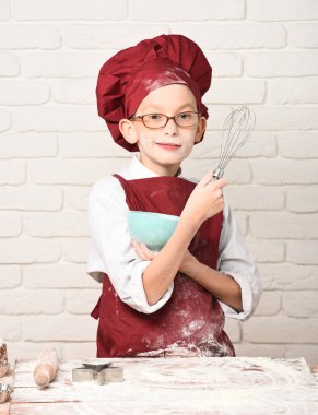 Lekeli tatlı aşçı çocuk.