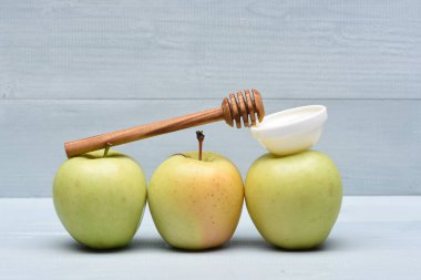 Tatlım kaşık ile yeşil elma
