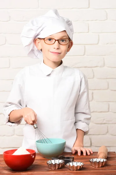 Sourire garçon mignon cuisinier chef — Photo