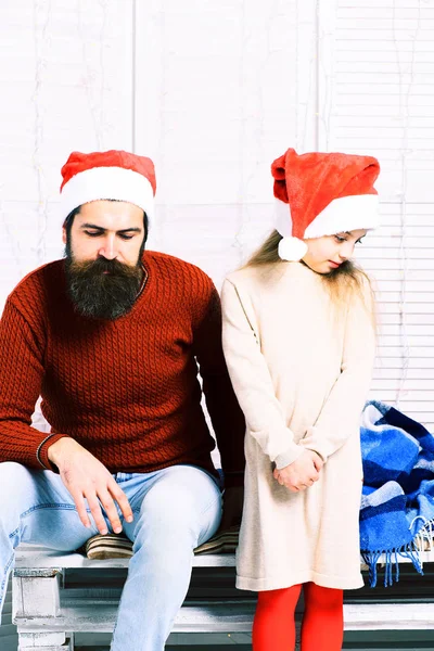 Santa man met blond meisje — Stockfoto