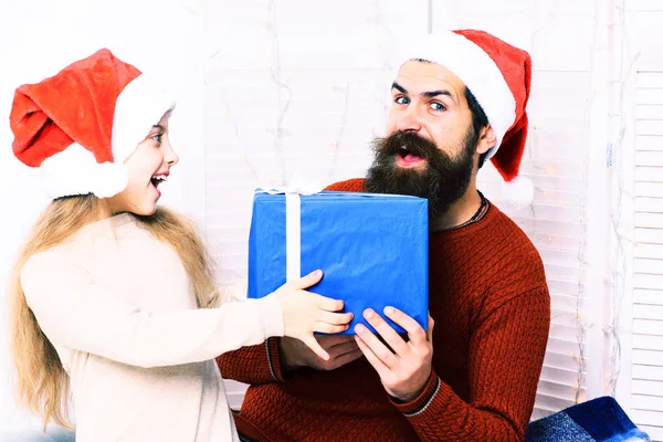 Weihnachtsmann mit blondem Mädchen — Stockfoto