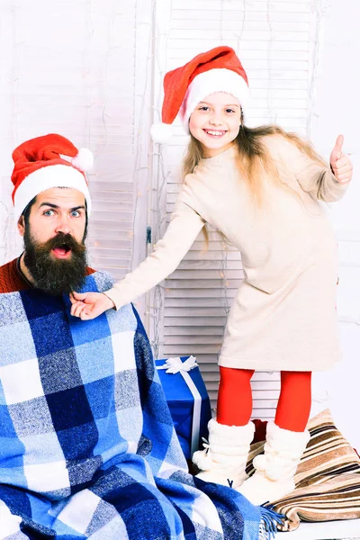 Santa man met blond meisje — Stockfoto