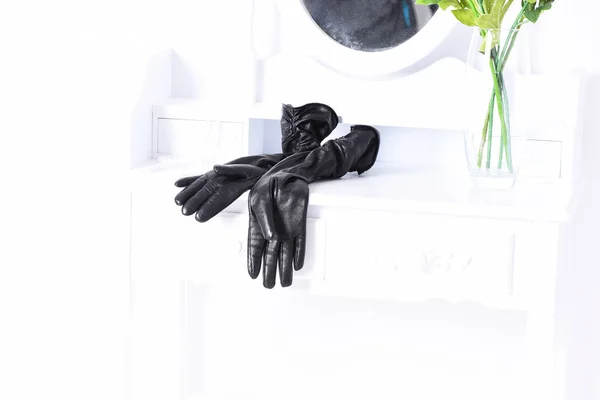 Gants noirs sur boudoir féminin — Photo