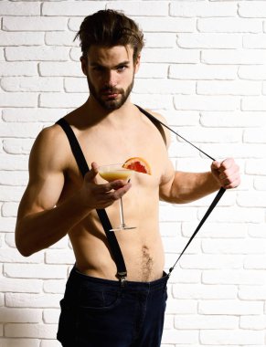 Yakışıklı, sakallı, maço, seksi adam.