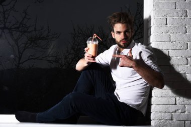 Yakışıklı, sakallı, maço, seksi adam.